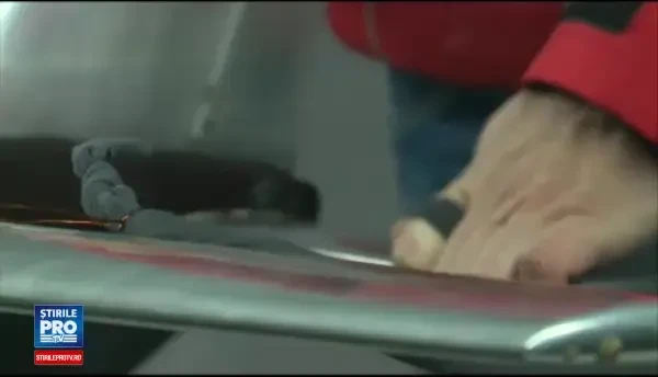 Cum reactioneaza corpul uman la rafale de 120 km/h. Experimentul lui Catalin Radu Tanase in tunelul de vant