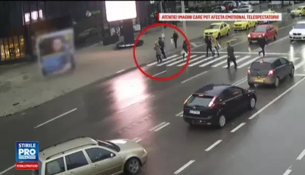 Barbatul din Iasi izbit de un panou ar putea muri. Primaria a aflat abia dupa 2 zile ca instalatia era ilegala