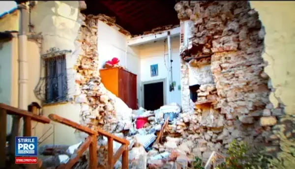 Traiesc cu frica si au ramas pe drumuri, dar nu se intorc acasa. Viata romanilor din Italia dupa cutremure