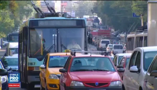 O femeie a nascut in masina, in timp ce un echipaj de politie o escorta in trafic. Cum s-a terminat aventura