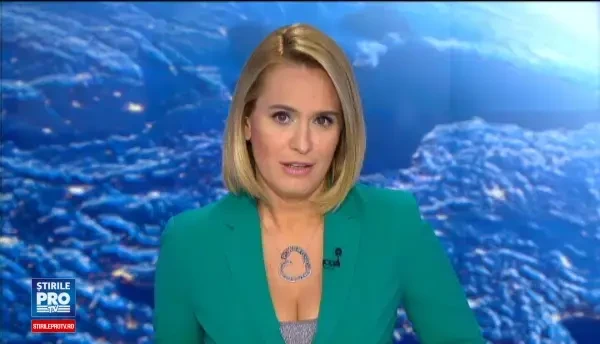 Lectie de eficienta japoneza. Groapa uriasa care a inghitit o intersectie din Fukuoka, reparata perfect dupa doar 48 de ore