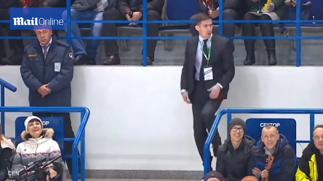 Surpriza in pauza unui meci de hochei, in Rusia. Cum a reusit sa atraga un steward atentia publicului