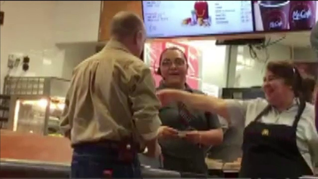 Bacsis generos primit de toti angajatii unui fast-food din Texas de la un client fidel. Motivul trist din spatele gestului