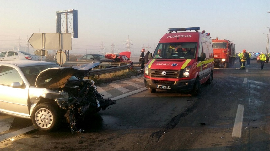 Accidente in lant pe A2, din cauza poleiului. Sofer: "Am incercat sa pun frana, dar nicio masina performanta nu se opreste"