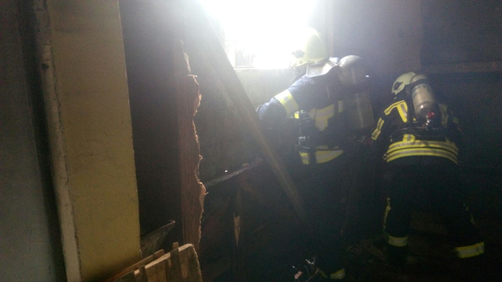 Incendiu la Hala Veche de la Piata Obor. Pompierii l-au stins abia dupa 4 ore. FOTO si VIDEO