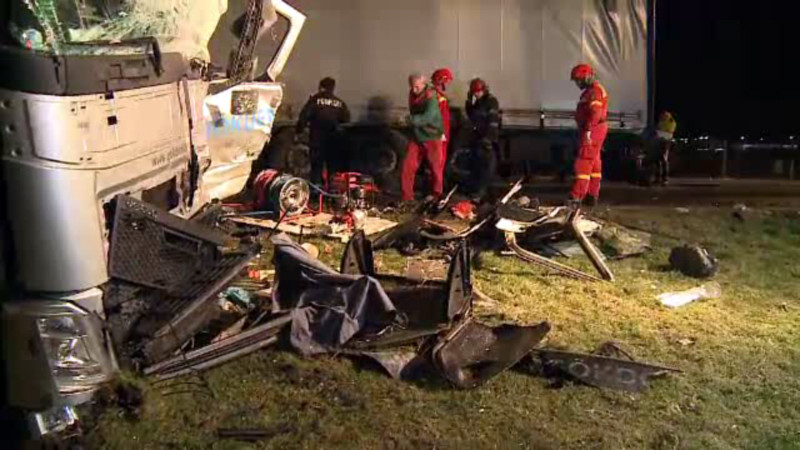 Accidentul de TIR de pe centura Aradului, elucidat de anchetatori. Cabina unui camion a fost taiata bucata cu bucata