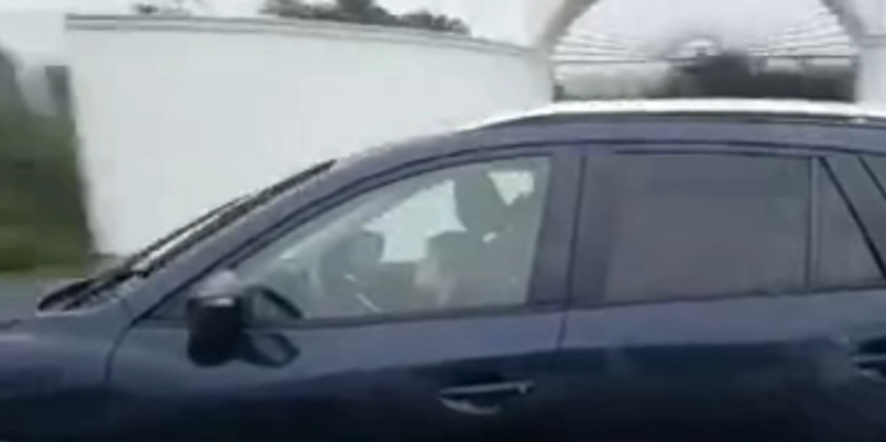 Un copil a fost filmat in timp ce gonea cu 100 km/h pe o autostrada. Ce facea tatal sau, aflat in scaunul din dreapta VIDEO