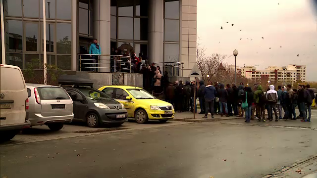 Romania, tara in care iti iei concediu ca sa iti inmatriculezi masina. Cazul tanarului care a stat la coada de la 2 noaptea