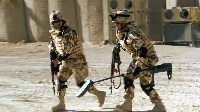 Uniforma care ii va face pe soldatii romani "invizibili" si ii va proteja de foc si apa. Cum a fost conceputa