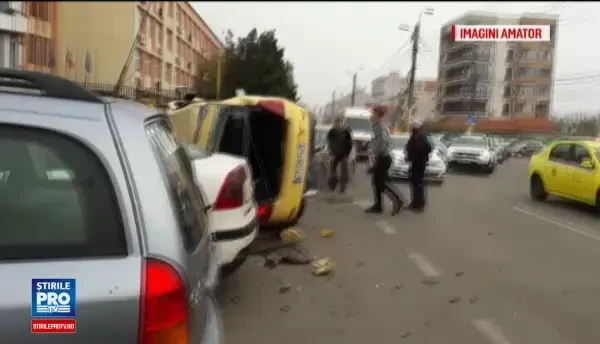 Carambol cu 8 masini in Constanta. Soferul unui taxi si pasagerul sau, grav raniti in incident