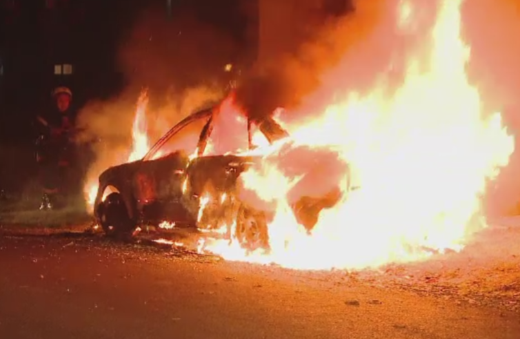 O masina a fost distrusa de un incendiu, in Timis. Ce au povestit oamenii care locuiesc in zona