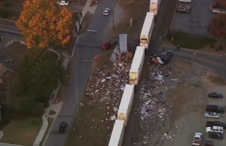 Un sofer a ramas cu TIR-ul blocat pe calea ferata. Ce s-a intamplat dupa ce sotia lui a coborat prin dreapta