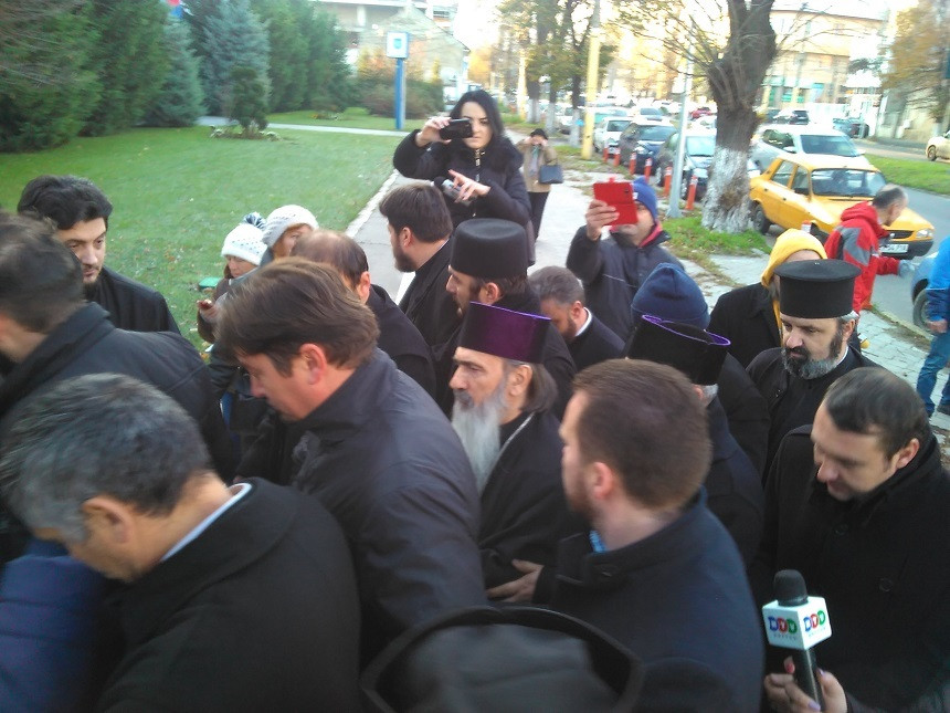 20 de preoti l-au insotit din nou pe IPS Teodosie la Politia Judeteana Constanta pentru controlul judiciar. FOTO