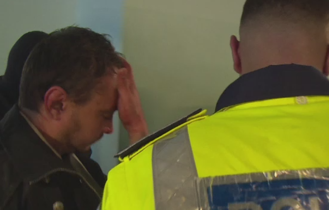 Politistul din Pitesti care a tras in vecinii sai a cerut sa fie eliberat din arest. Cum s-a aparat in fata judecatorilor