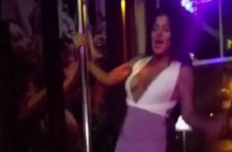 Un dans la bara s-a transformat intr-un incident jenant pentru o tanara din Marea Britanie. Ce s-a intamplat pe scena. VIDEO