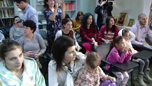 Intalnire emotionanta la Maternitatea din Iasi. Copiii nascuti prematuri au venit sa le multumeasca medicilor salvatorilor