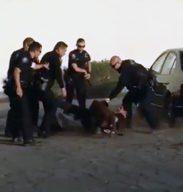 Un caine politist il sfasia, in timp ce agentii il loveau cu bastoanele. Ce acuzatii i s-au adus barbatului incatusat. VIDEO