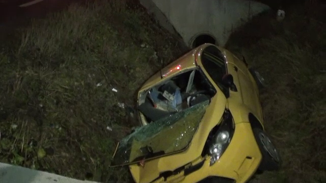 Un sofer de 26 de ani a plonjat cu masina in rapa, pe un drum din judetul Cluj. "Au mai fost accidente in zona, tot timpul"
