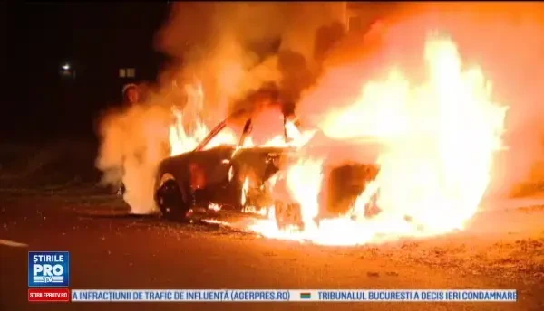 O masina a fost distrusa de un incendiu, in Timis. Ce au povestit oamenii care locuiesc in zona