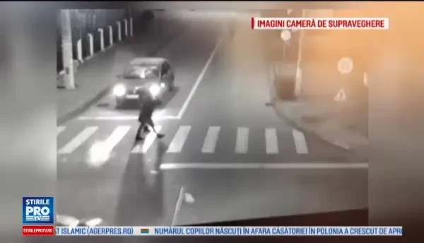 Accident filmat, in Dambovita. Tanara de 18 ani spulberata pe trecerea de pietoni de o soferita care circula cu viteza