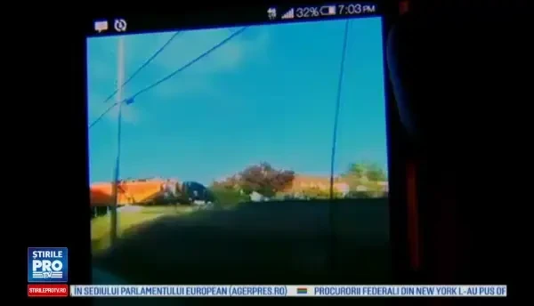Un sofer a ramas cu TIR-ul blocat pe calea ferata. Ce s-a intamplat dupa ce sotia lui a coborat prin dreapta
