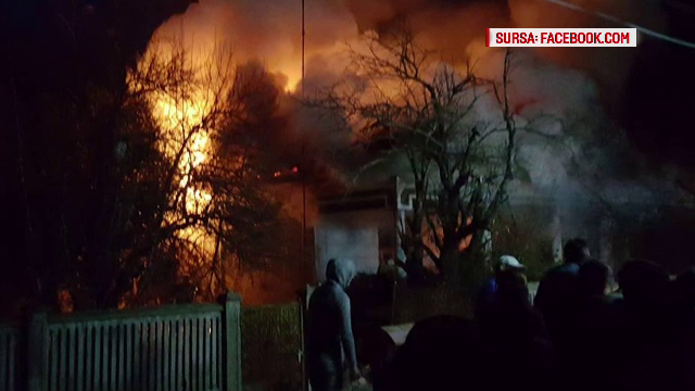 Casa din Olt distrusa intr-un incendiu, joi noapte. Proprietara, gasita moarta dupa stingerea flacarilor