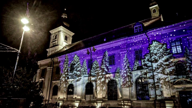 Targul de Craciun se deschide in Sibiu vineri seara. Turistii pot face un tur al pietei centrale cu un trenulet