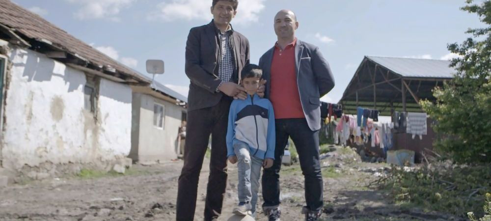 Performanta are Viitor. FRF si Gillette au ajuns la Padureni, unde pustii s-au intrecut pentru a-i "lua ochii" lui Belodedici