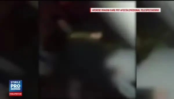 Imagini socante filmate in Capitala. O fata de 15 ani a fost batuta si umilita de alte trei tinere, din cauza unui baiat