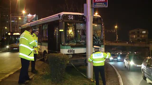 Accident pe o sosea din Cluj. Un autobuz cu pasageri a intrat intr-un stalp