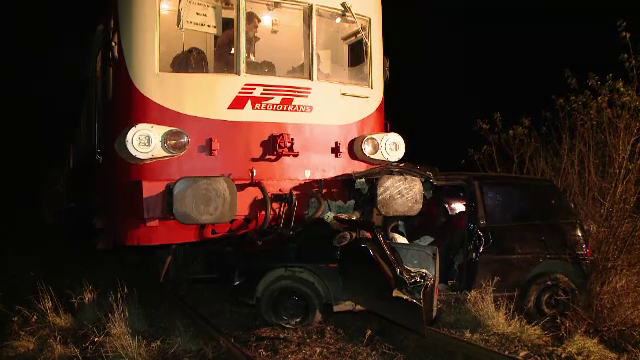 O soferita de 31 de ani a fost spulberata de un tren. Masina in care se afla a fost tarata mai bine de 200 de metri