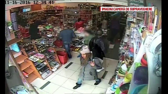 O femeie din Dej este cautata de politie, dupa ce a jefuit doua cliente intr-un magazin. La cat se ridica valoarea bunurilor