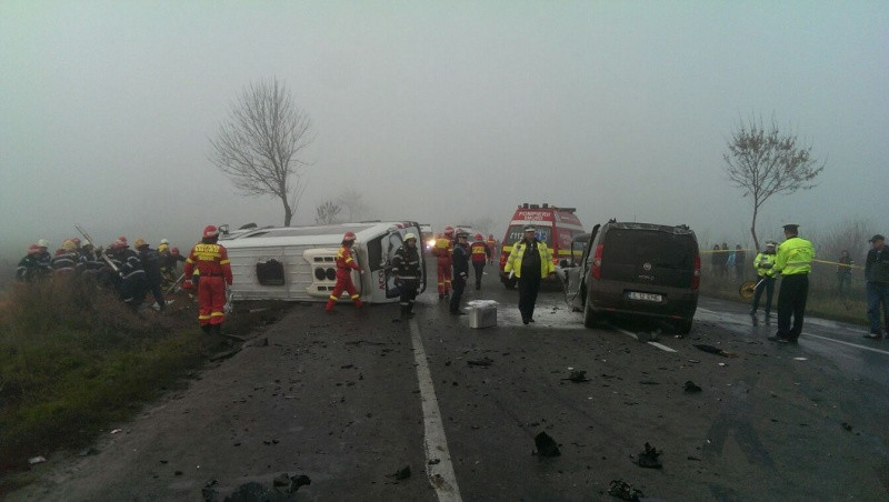 Accident grav pe DN2 in Sindrilita: trei persoane au murit si 14 au ajuns la spital. Care ar fi fost cauza tragediei