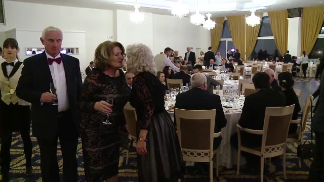 Medicii clujeni au organizat un bal caritabil, ca sa stranga 30 de mii de euro pentru aparatura. Cat a costat intrarea