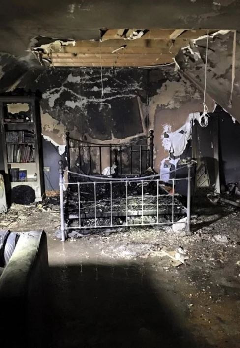 I-a luat foc dormitorul dupa ce si-a lasat telefonul la incarcat peste noapte. Cum arata camera adolescentei dupa incendiu