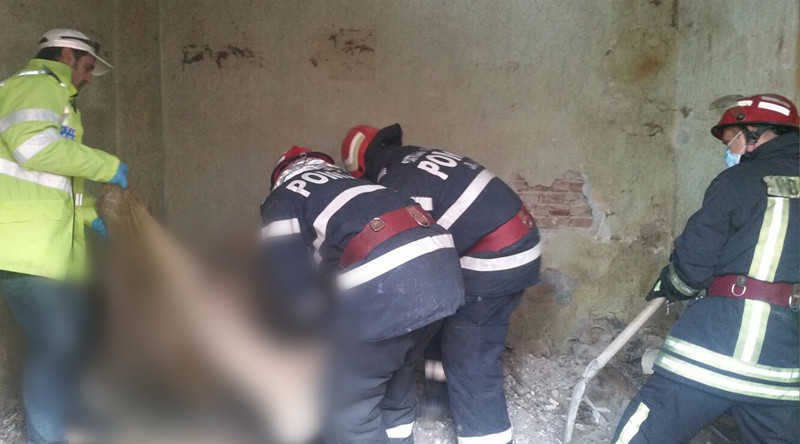 Cadavrul unei batrane, gasit intr-o casa daramata din Constanta. De ce femeii i se lasa mancarea in fata portii