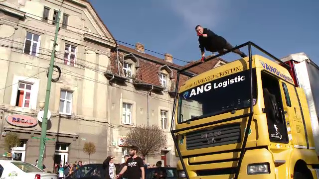 Un numar de iluzionism care a uluit sute de timisoreni. Magicianul Lorenzo a levitat deasupra unui TIR fara sofer