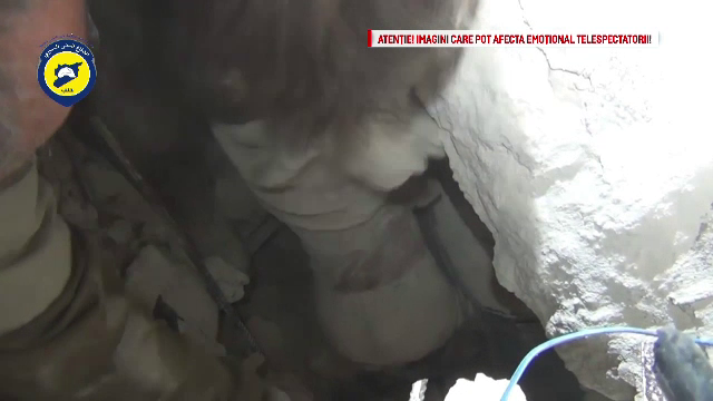 Imagini socante, dupa bombardamentele din Siria. Voluntarii au sapat cu mainile goale, printre daramaturi, dupa doi copii