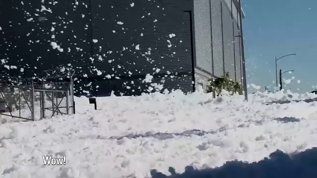 Spuma care a invadat strazile unui oras californian. De ce vor autoritatile sa o stranga cat mai repede, inainte de a ploua