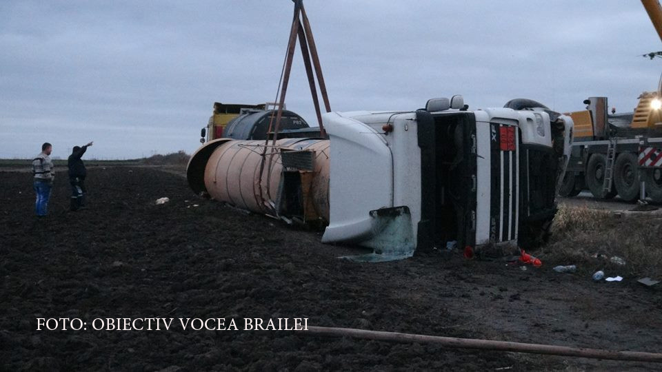 Accident grav, pe un drum judetean din Braila. O cisterna plina cu bitum lichid s-a rasturnat