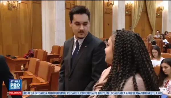 Pentru 3 zile, peste 150 de studenti vor fi la comanda Parlamentului Romaniei. Viata de parlamentar e usoara