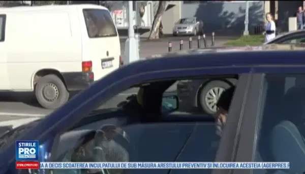 Zambete la semafor. Actiune in traficul din Baia Mare pentru a-i face pe soferi sa nu mai fie agresivi