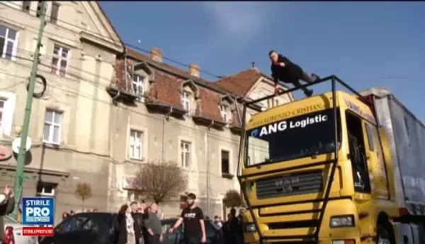 Un numar de iluzionism care a uluit sute de timisoreni. Magicianul Lorenzo a levitat deasupra unui tir fara sofer