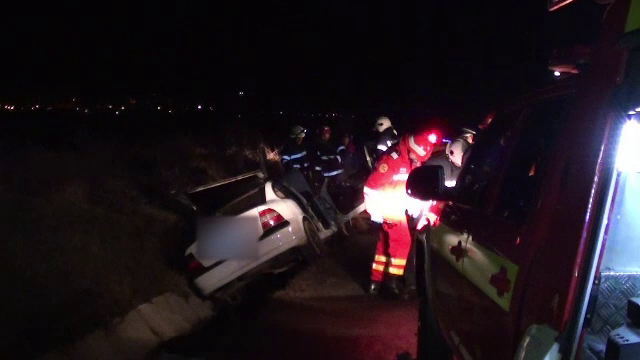O fata a murit, iar doi tineri se afla in stare grava, dupa ce masina in care se aflau a intrat intr-un cap de pod