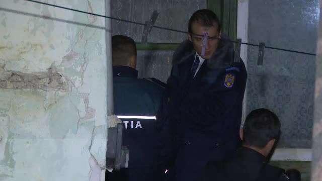 Un barbat din Prahova l-ar fi ucis pe cel care l-a primit in propria casa. Agresorul, gasit de politie in pat, beat