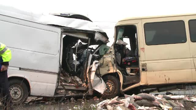 Trei oameni au murit, dupa ce o duba si un microbuz s-au ciocnit. Unul dintre soferi ar fi adormit la volan