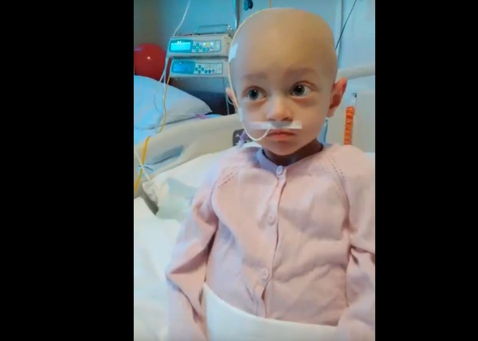 La 2 ani, se lupta cu o forma de cancer si viata ii este in pericol. Cum o puteti ajuta pe Agnesia