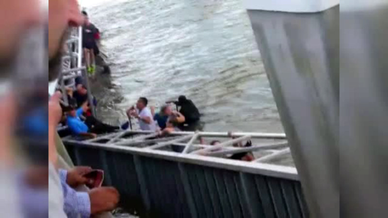 Clipe de teroare in statul american Georgia. Un debarcader cu 55 de oameni a cazut in apele inghetate ale raului Savannah