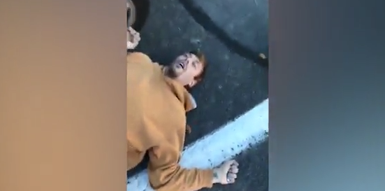 Criza facuta de un tanar de 27 de ani dupa o supradoza de heroina, in parcarea unui McDonald’s. "A fost greu de privit" VIDEO