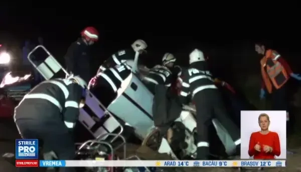 O fata a murit, iar doi tineri se afla in stare grava, dupa ce masina in care se aflau a intrat intr-un cap de pod